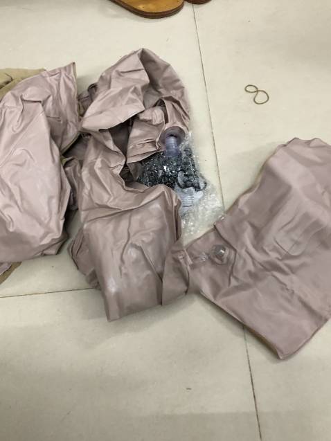 mình tưởng màu đen như mô tả sản phẩm
nhưng shop gởi màu kem