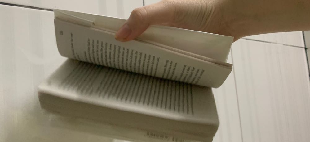 Sách trắng quá bị trắng quá nên sợ dơ còn cuốn sách thì nhìn nó hơi nhỏ nhưng mà chữ nhỏ thiệt cảm giác cầm tay nó nhỏ xíu à nhưng mà nội dung hay