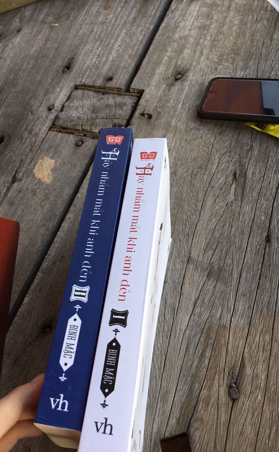 Sale 60% mà chất lượng như thế này là quá ổn luôn. Sách hơi bụi tí thôi, chùi một cái là sạch sẽ lắm, mình chưa đọc nội dung, nghe các bạn review hay nên tin tưởng mua 2 cuốn sách này.
Tập 1 màu trắng nên dễ bẩn hơn.
Yêu tiki
Hi vọng nhiều sách sale như thế này.