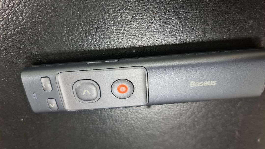 chấm laser khá nhỏ nên chỉ lên màn hình tivi bị mờ.