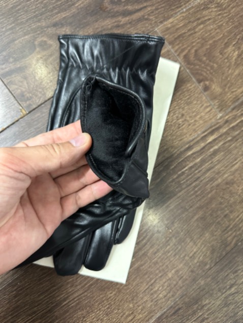 Găng tay đẹp quá. Đeo vào tay rất đẹp, chống nước tốt, đường may đẹp, chất lượng sản phẩm rất tuyệt vời, năm sao cho chất lượng sản phẩm. Shop tư vấn nhiệt tình giao hàng rất nhanh. Mẫu mã rất đẹp 10/10 nhé. Mọi ng nên mua sản phẩm này. Shop rất uy tín