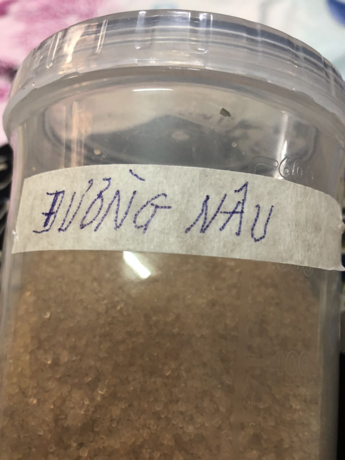 Băng keo giấy 1F5 3 cuộn bám dính tốt,dẻo dai.Thích nhất là ghi được trên bề mặt của giấy ... rất Ok nha.