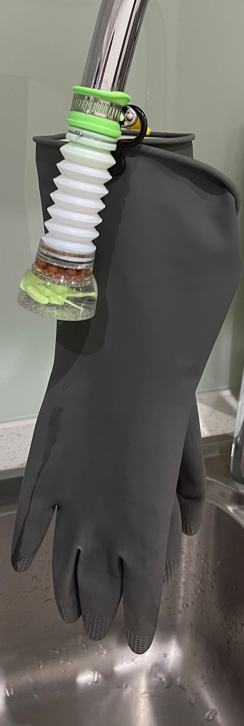 Găng làm bằng cao su chắc chắn, mặt trong co vân nổi nên Bám dính tốt khi sử dụng. Ban đầu có chút mùi cao su nhưng không nhiều như sp khác. Nhanh chóng mất sau 2 lần sử dụng. Có móc treo rất tiện dụng.  Sp của Thương hiệu uy tín, và giá giảm còn 28k thực sự rất hấp dẫn. ( hình ảnh sau 1 tuần sử dụng) . Cảm ơn!