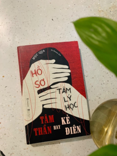 Một cuốn sách đã giúp mình hiểu hơn về những bệnh nhân tâm thần và những góc khuất trong gia đình và xã hội. Từ khi nhập viện đến khi những bí mật ẩn sâu trong những con người ấy được khơi lên khiến mình bị ảm ảnh rất nhiều, bạo lực học đường, khao khát làm một đứa con ngoan, xâm hại, mất trí người già, hoang tưởng,… tất cả đã dựng lên khung cảnh của một bệnh viện tâm thần đầy bi thương Một cuốn sách đã giúp mình hiểu hơn về những bệnh nhân tâm thần và những góc khuất trong gia đình và xã hội. Từ khi nhập viện đến khi những bí mật ẩn sâu trong những con người ấy được khơi lên khiến mình bị ảm ảnh rất nhiều, bạo lực học đường, khao khát làm một đứa con ngoan, xâm hại, mất trí người già, hoang tưởng,… tất cả đã dựng lên khung cảnh của một bệnh viện tâm thần đầy bi thương