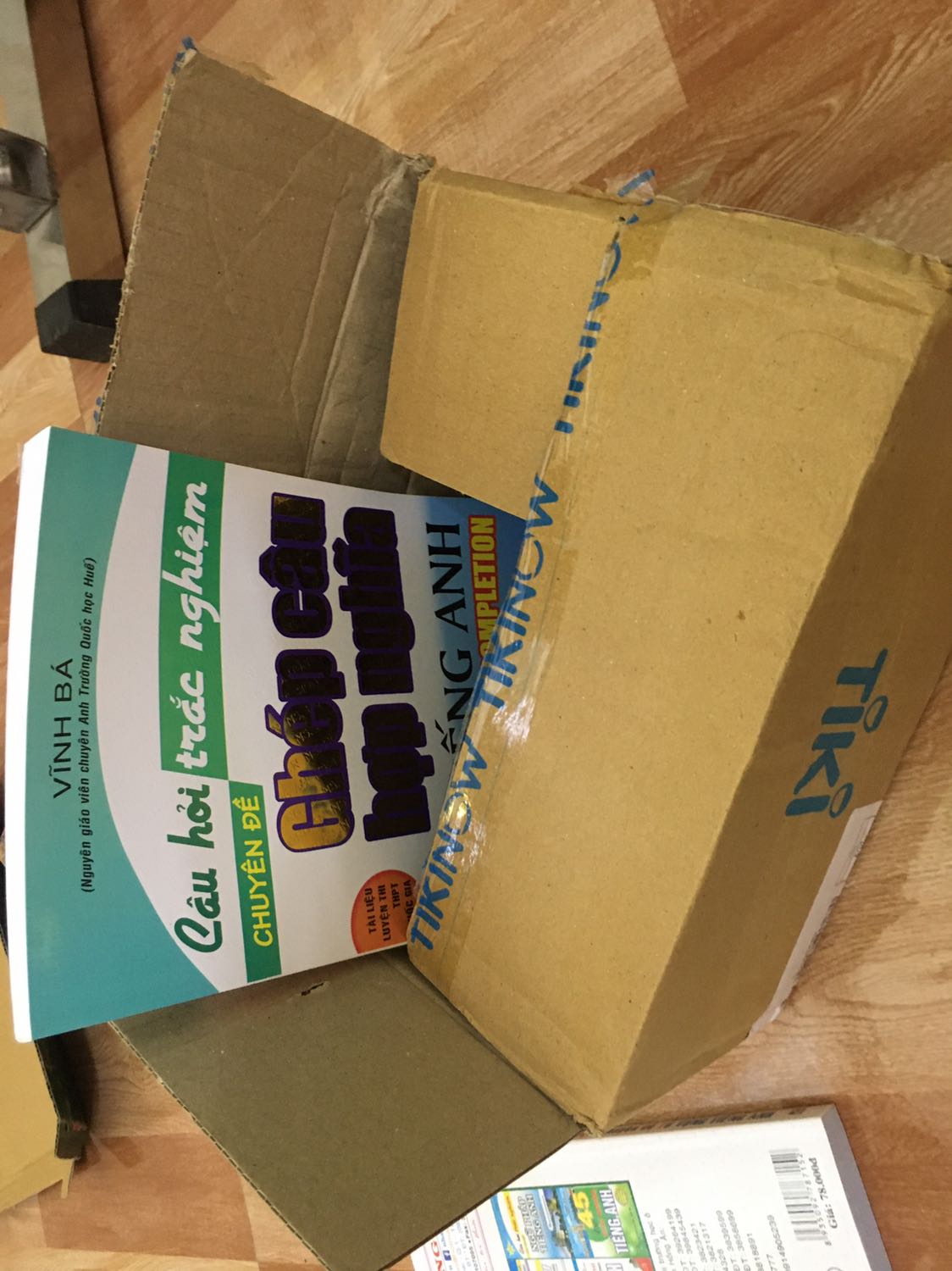 nói chung là ổn nhưng hộp do vận chuyển nên móp méo hơi xấu xí :(( bìa k cong mà một số trang cong cong phần giữa sách (như ảnh chụp) :((