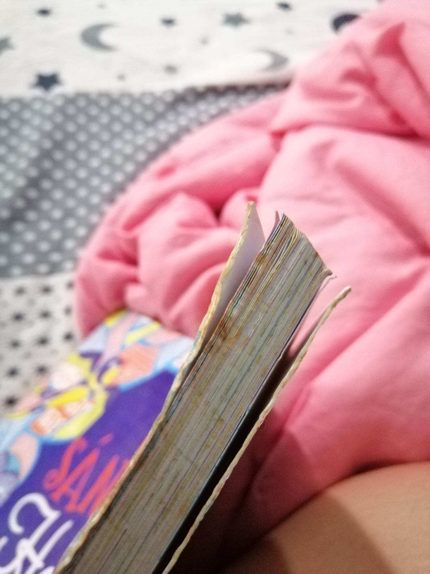 Sách giao cũ mèm, cong các góc, giấy ố vàng, rất Kì cục.