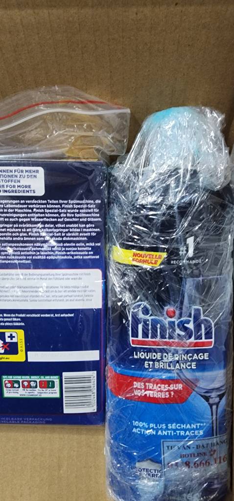 Người bán thấy đã quấn kỹ,  vậy mà vẫn rỉ. 
Dùng nước này thì mới hết vệt trắng đục, chứ mấy viên rửa loại hỗn hợp vẫn còn để lại vệt trên chén đĩa.