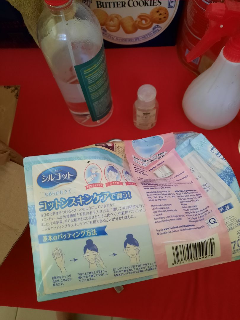 Mình không cần biết là do bên vận chuyển hay tại shop đóng gói cẩu thả mà nhận được cái hộp là móp méo tận bên trong.!! Shop nên xem lại cách đóng gói, không hề có một miếng bọc chống sốc hay mút để chiêm vào gì cả, rất tệ.!!