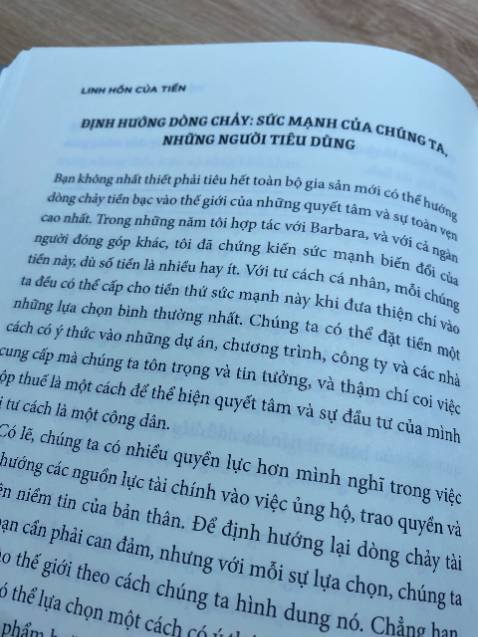 Cuốn sách được viết bởi nhà hoạt động xã hội, tích cực làm từ thiện nên góc nhìn của bà rất thực tế cho thấy hững khám phá tràn đầy cảm hứng và trí tuệ về sự kết nối giữa tiền bạc và một cuộc sống toàn vẹn.