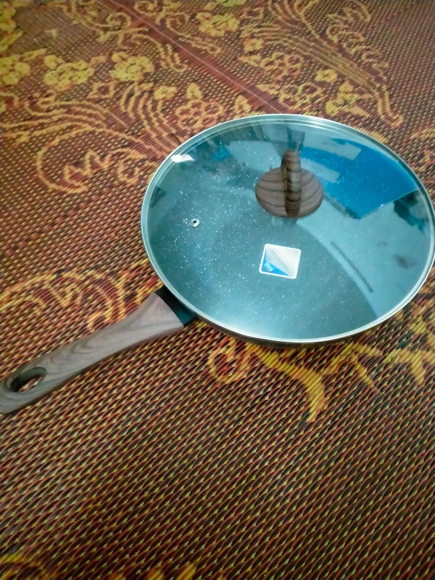 Chảo chống dính sâu lòng với đường kính 30cm nên việc nấu nướng rất tiện và thoải mái nấu nướng luôn. Đặc biệt là chảo có tay cầm nhựa giả gỗ rất đẹp cùng nắp đậy thủy tinh cường lực có tay cầm cũng là nhựa giả gỗ cách nhiệt nên tổng thể rất đẹp, rất hài lòng luôn.