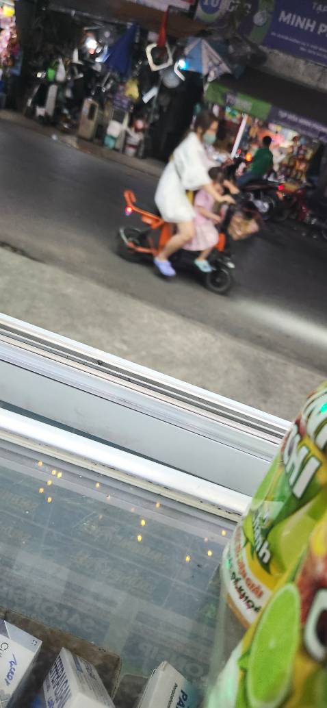 Ánh sáng tốt. Dễ sử dụng. Chắc chắn . Sạc nhanh phết