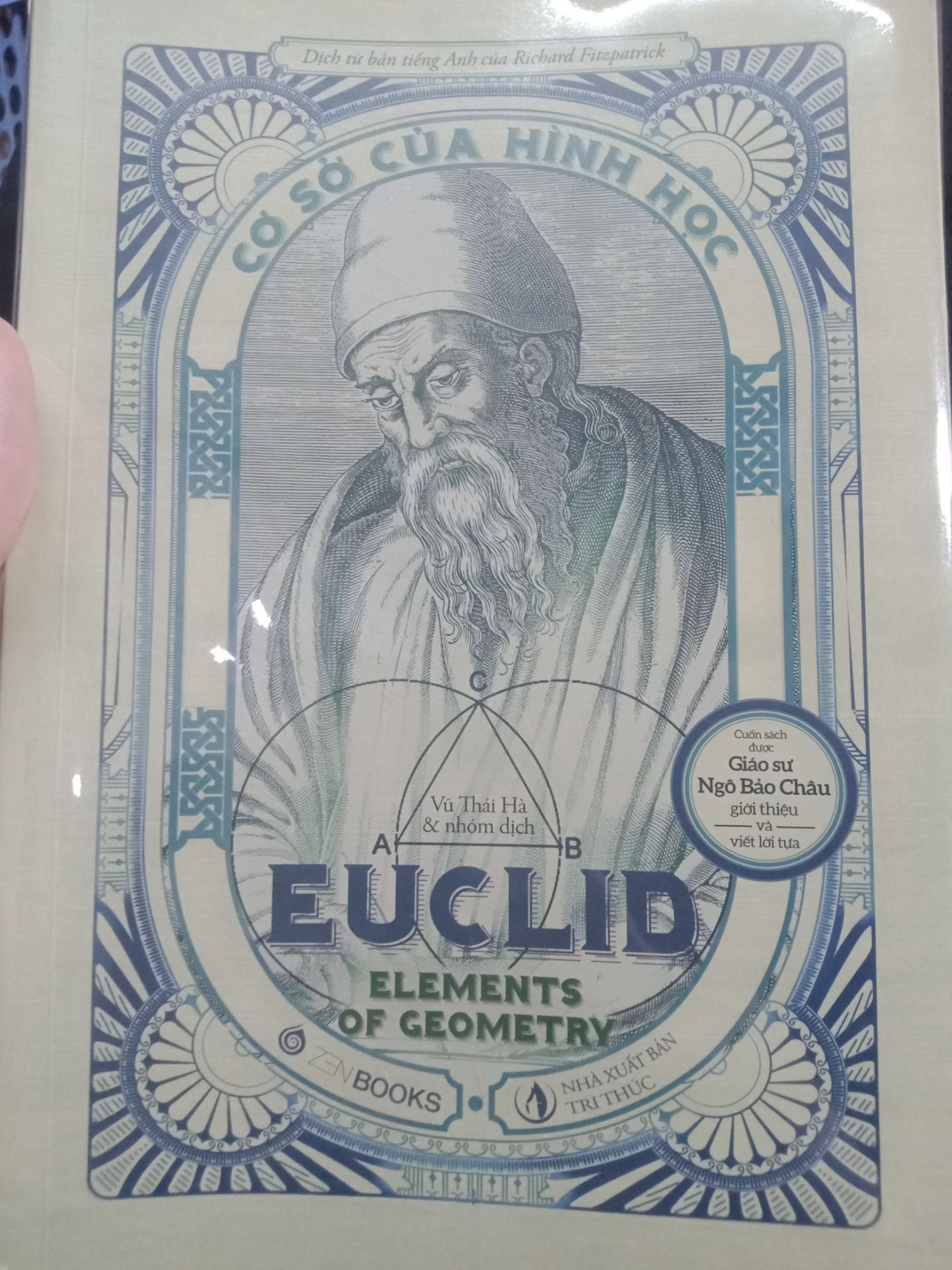 cuốn sách này phù hợp nhất với các bạn cấp 2, viết về các định nghĩa, định đề, tiên đề, mệnh đề, hệ quả của hình học phẳng. đây có thể xem là nền tảng, sgk của hình học mà những người yêu thích toán học có thể ôn lại những kỉ niệm về những buổi đầu hình học. sách được đóng gói cẩn thận, giao nhanh.
