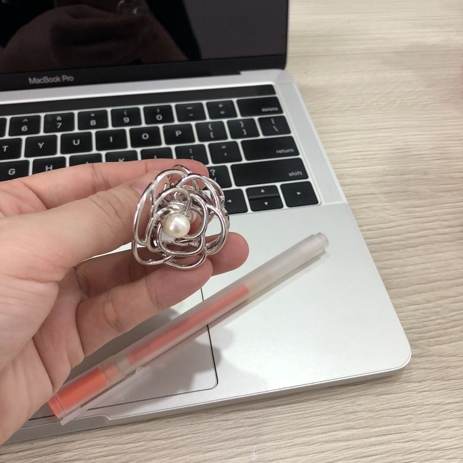 Kẹp đẹp kiểu dáng sắc nét, chắc chắn, kẹp tóc nhìn sang. Kẹp đẹp kiểu dáng sắc nét, chắc chắn, kẹp tóc nhìn sang.