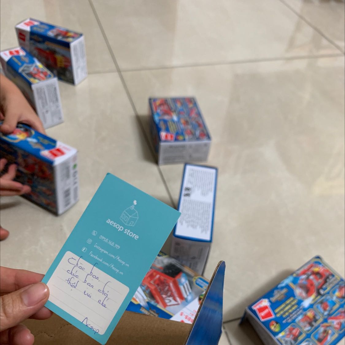 Sản phẩm một bộ lớn gồm nhiều bộ nhỏ nên mua 1 lần mà rất lợi. Bé chơi được nhiều món. Nguyên bộ còn xếp được xe to rất hay. Shop dễ thương.