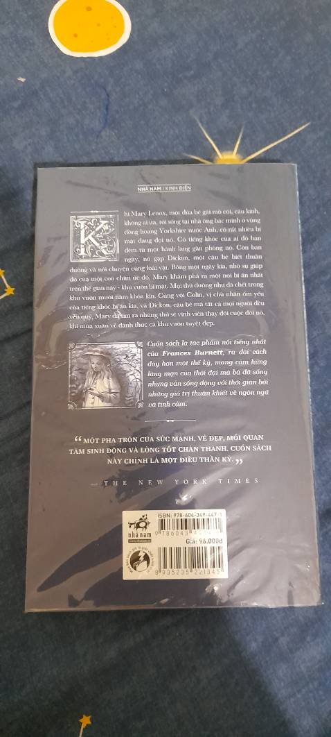Bìa sách đẹp, trộm vía không bị trầy xước hay bong gáy trong quá trình vận chuyển dù không có seal. Nội dung thì khỏi phải bàn, mình mới đọc chừng một nửa thôi nhưng cảm giác như được quay về tuổi mộng mẹo luôn í :> dung dị, mơ mộng dễ thương và rất rất là hay luôn.