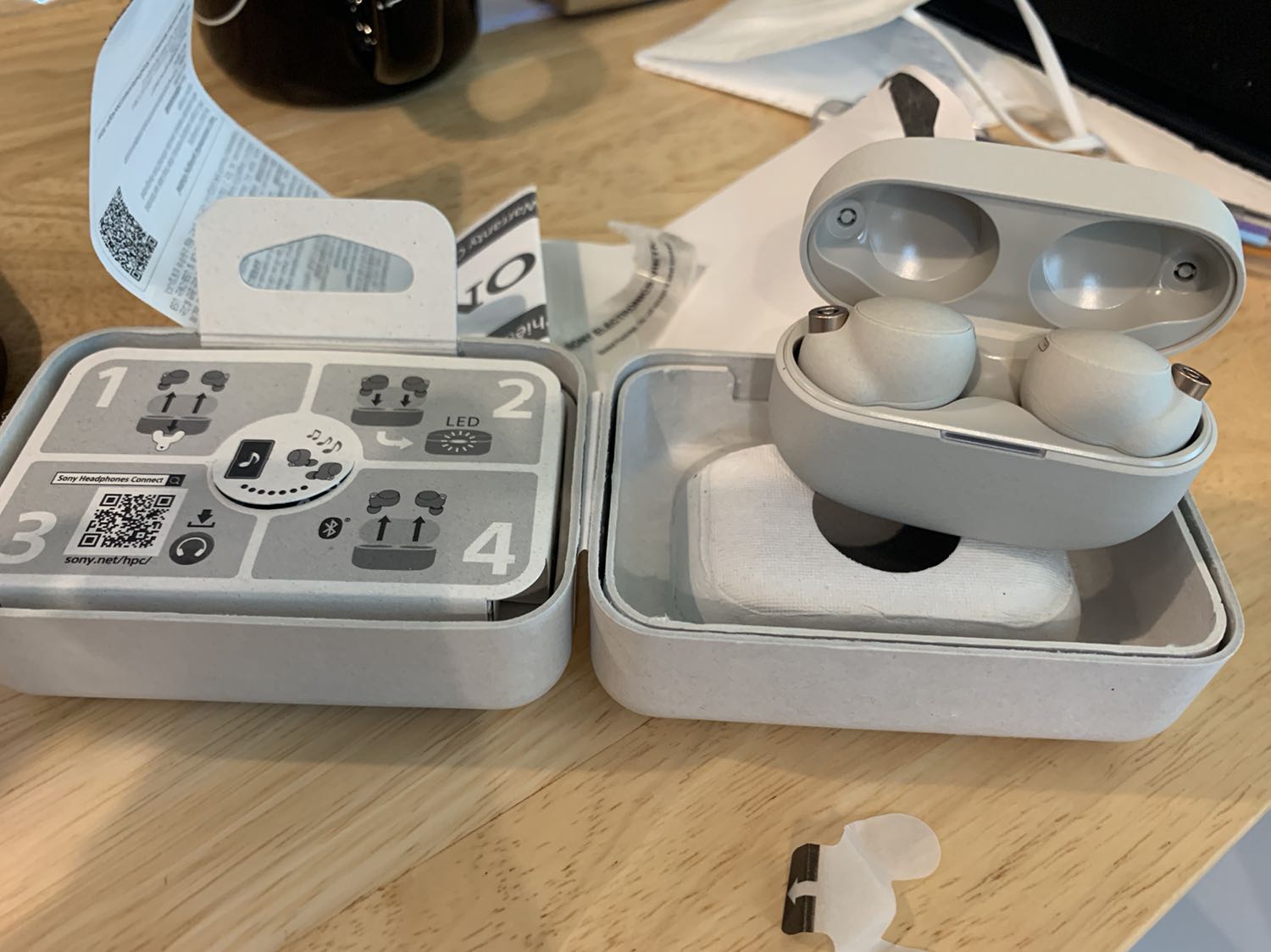 Tai nghe mua về xài chưa được 2 tuần đã gặp quá nhiều lỗi
- Âm thanh hai bên phát ra không đồng bộ
- Đang xài thì mất kết nối
- Nút chức năng cho hai bên tai lúc xài được lúc không
- Chức năng xuyên âm thì lại bị rè

Gửi bảo hành mất thêm kha khá thời gian để chờ đợi, phản hồi của CS thì mình phải chủ động email hỏi mới thông báo tình trạng bảo hành

Nói chung trải nghiệm mua hàng lần này quá tệ. Mình đã luôn tin tưởng mua hàng điện tử, hàng giá trị cao trên tiki nhưng giờ tiki không còn uy tín nữa. Có lẽ đây là lần cuối mình mua hàng ở tiki