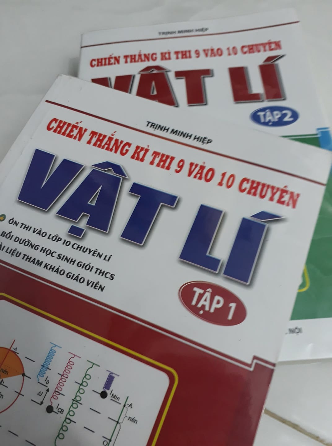 Về hình thức, cuốn sách này quét nhiều dạng trên mọi dạng bài tập lĩnh vực vật lí THCS, sau khi đọc xong quyển một mình thấy khá hay nên quyết định mua quyển hai. Quyển 1 do trên tiki không có bán nên mình mua trên trang mạng khác rất mừng vì tiki có quyển 2 nên đặt mua ngay lập tức. Quyển 2 tuy dày nhưng khá nhẹ nhàng dễ cầm vừa tay. Chất lượng giấy quyển 2 ( mình mua trên tiki) khác với chất lượng giấy quyển 1 (mình mua trên trang mạng khác), nhưng có lẽ quyển 2 cũng  khá bền. Về nội dung, sách khá hay thích hợp cho nhiều giáo viên và học sinh quyết định thi học sinh giỏi vật lí và thi vào trường chuyên vật lí lớp 10, nhiều bài tập hay lạ mới. Nếu bạn nào có nhu cầu thì nên mua về tham khảo, giá cả hợp lí đáng đồng tiền. Cảm ơn tiki nhiều nhé