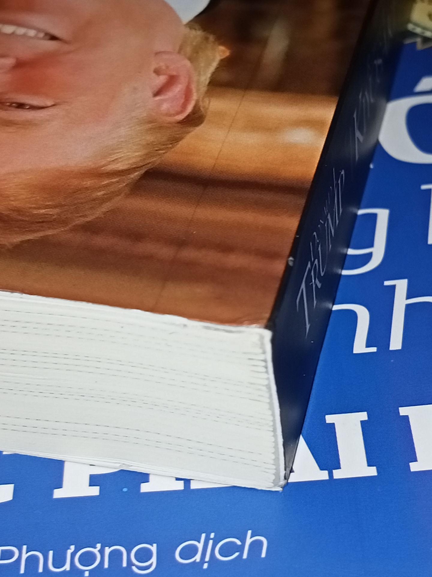 Mình mua sách trên tiki rất nhiều và khá hài lòng . Nhưng lần này thì THẤT VỌNG  thật sự 😞 
THẤT VỌNG vì cách đóng gói và vận chuyển sản phẩm :
- Đóng gói thì SƠ SÀI 
- Bìa cát tông đựng sản phẩm thì cũ , nát 
- Băng dính hộp đựng thì bị bung hết ra ngoài 
- Bên trong còn để mấy miếng bìa cát tông cũ ( cũng k hiểu tác dụng để làm gì ) 
- Mình mua 7 quyển mà bên trong cũng không được bọc , hay có lớp xốp gì cả , bìa hộp đựng thì mỏng nên khi vận chuyển sách có bị móp và bị xước  
 Mình là người rất giữ sách nên nhìn vậy thì rất chán , cảm giác như mua sách lướt vậy , chứ k được mới 100%  

Nói chung lần mua sách này mình cảm thất rất THẤT VỌNG về cách làm việc của tiki . Mong tiki hoàn thiện chỉnh chu hơn trong khâu đóng gói !