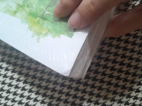 Phải nói là Phố Dài bdb tái bản siêu xinh, chiếc std chibi siêu cute, 2 card nv art đỉnh và bookmark đc thiết kế như ticket siêu độc đáo. Nội dung sách nhẹ nhàng. Giá trên tiki siêu mềm (mình mua giá 17x) và mình khá bất ngờ vì khi lên tiki sau mấy ngày mở bán vẫn còn dư hơn 10 bdb 🤯 sốc + giá siêu rẻ nên mình đã chốt luôn 1 em=))) Đóng gói bên tiki lần này có sự cải thiện hơn lần trc đó là có thêm bọc chống sốc nma k hiểu sao sách mình vẫn df 1 tẹo. Chung quy lại là trải nghiệm mua hàng trên tiki với giá siêu 🌰 khiến mình rất hài lòng. Bộ PD rất đáng để mua nha.