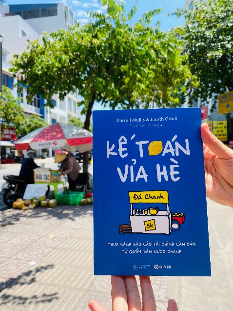 Bằng quầy bán nước chanh của một cậu nhóc tiểu học, mình đã hiểu về kế toán. Sách viết rất hài hước và dễ hiểu. Sách giao rất nhanh và gói cẩn thận