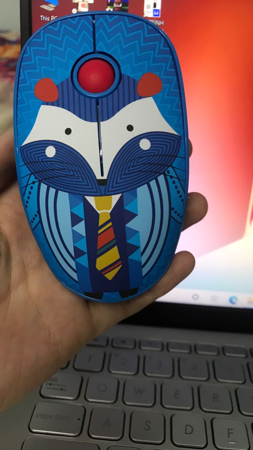 Click chuột không nghe tiếng ồn, nhưng nút lướt lên xuống vẫn nghe rõ tiếng. Điểm trừ nữa là không có nút tắt khi không sử dụng, có thể dễ hao pin. Không biết có dùng lâu dài được không, nhưng khá ổn so với giá sản phẩm.