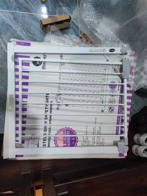 Khung sắt hàn lệch, các hốc khoá ko khớp, không thể dùng đc