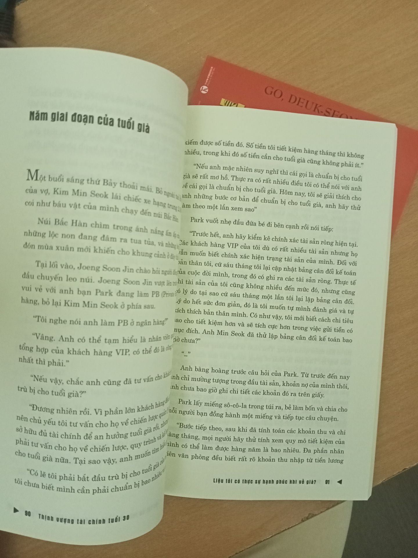 Mình mua sách này kho ở Hà Nội nên Tiki giao hàng siêu siêu nhanh luôn, tối hôm trước mình vừa đặt, trưa hôm sau mình nhận được hàng luôn. Anh ship cũng dễ thương mặc dù trời mưa gió lạnh, cảm nhận ban đầu mình thấy sách mới tinh được bọc trong túi nilon đóng gói cẩn thậnnnn