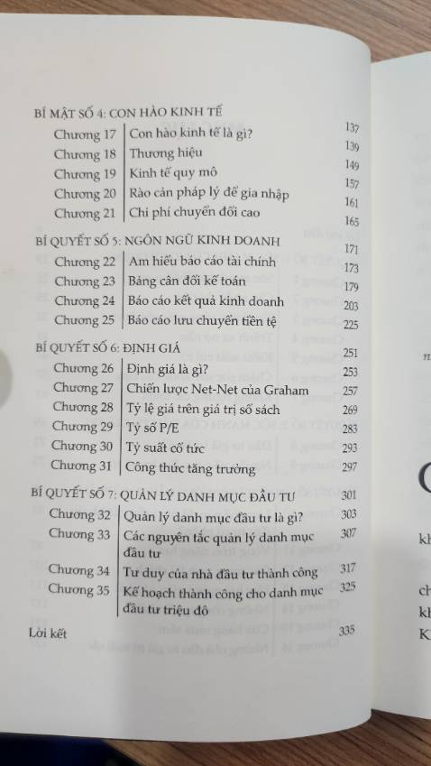 Tiki giao cực nhanh, đặt hôm trước sáng hôm sau đã có sách trên tay lun rồi


Về phần sách:
- Sách có nhiều chương, mà mỗi chương chỉ vài trang thôi nên đi khái quát thôi ạ
- Ở Bí quyết số 5, 6, 7 đơn giản hóa và dễ hiểu cho người mới tiếp cận Chứng khoán mọi người nên đọc để có cái nhìn tổng quát nhe
- Mình chỉ mới đọc qua 1 lần thôi, mà trang sách đã bung ra khá nhiều, hơi thất vọng ở chất liệu và keo của sách, mong nhà xuất bản cải thiện hơn ạ