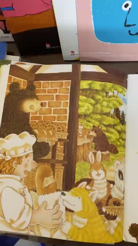 bộ ba cuốn này nhìn như bánh giáng sinh nhưng hoá ra ko phải, hình vẽ rất đẹp bìa cứng con dùng được lâu bộ ba cuốn này nhìn như bánh giáng sinh nhưng hoá ra ko phải, hình vẽ rất đẹp bìa cứng con dùng được lâu