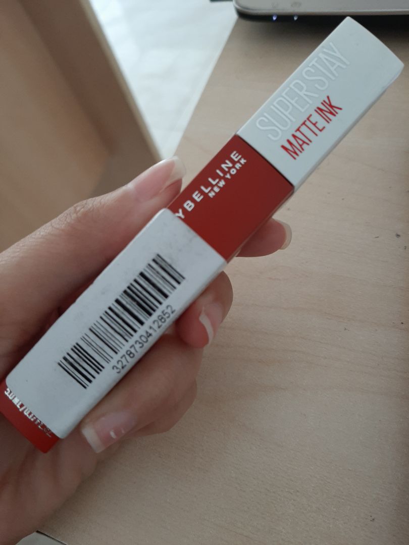 Giao hàng nhanh, có tặng sản phẩm kem nền, nhưng mình đặt màu 205 lúc đánh lên môi không ra màu đỏ cam như trang giới thiệu. Đánh lên môi thì sẽ hiện vân môi, nên phải đánh kèm son dưỡng . Mình để môi gần 2 phút nhưng vẫn hơi dính dính. Mình chưa ăn gì nên chưa biết độ bền của son, nhưng mình thử dùng tay lau và rửa qua nước thì son cũng tan đi rất nhanh. Mình cảm thấy hài lòng với chất lượng son với mức giá tiền này