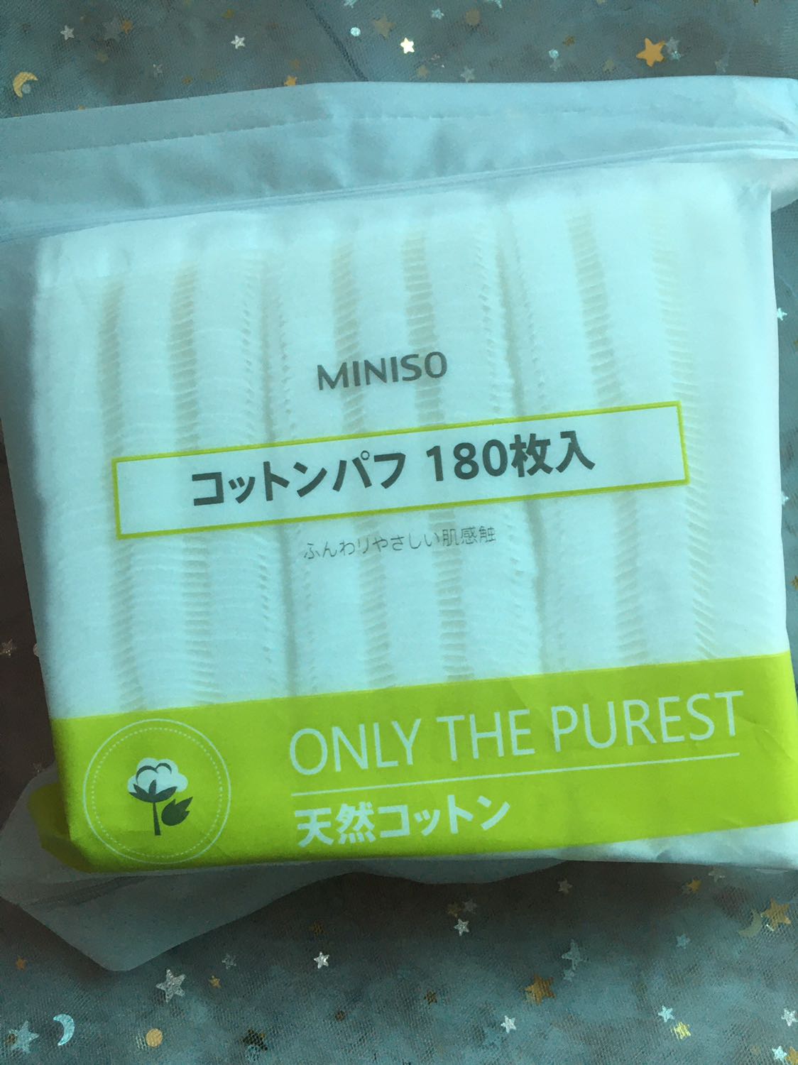 Bông tẩy trang của shoptido phải nói là không chê vào đâu được, tẩy trang bông không bị xơ, nhỏ gọn tiện lợi mang đi khắp mọi nơi