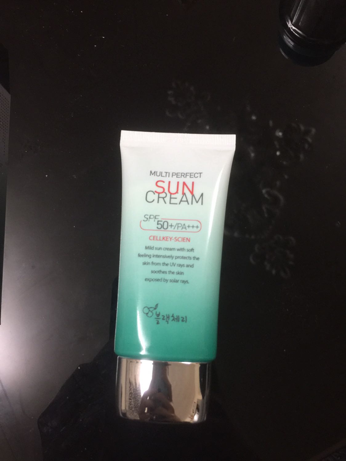 Kem chống nắng nhưng vẫn cấp ẩm cho da đều đều nha. Dùng các sp trước thấy da bí lắm, nhưng sp này thì không. Da mình nhạy cảm nhưng sử dụng em này thì da lại rất ổn. Nhỏ gọn dễ cầm theo. Shop đóng gói hàng đẹp, giao hàng nhanh lắm