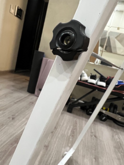 Nắm vặn bị gãy (nắm vặn dùng để chỉnh độ cao bảng), giao đồ mắc tiền mà đóng gói sơ sài. Ko biết do bị vậy sẵn rồi ship hay trong lúc vận chuyển?) Mua cái bong bóng nilon gói kĩ góc cạnh bảng và tay vịn là dc, ko bao nhiêu tiền. Hàng mình nhận dc trong cái hộp bìa cotton v thôi ah, trong khi cái bảng thì vận chuyển vòng vòng quá trời nơi. 1 triệu 1 một món hàng mà gói thua mình mua *** 70k nữa. Ko có tâm. Mình bận và cần gấp nên ngại trả hàng!