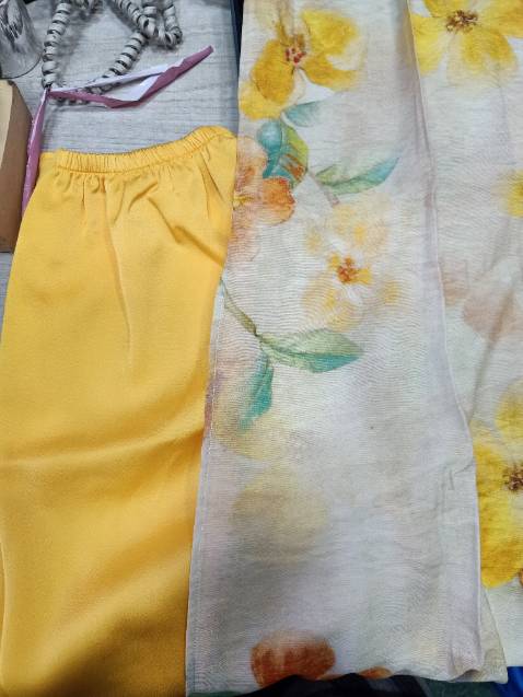 Vải mềm mịn, sờ mát tay lắm. Kiểu dáng đẹp, đường may cẩn thận. Kích thước chuẩn.