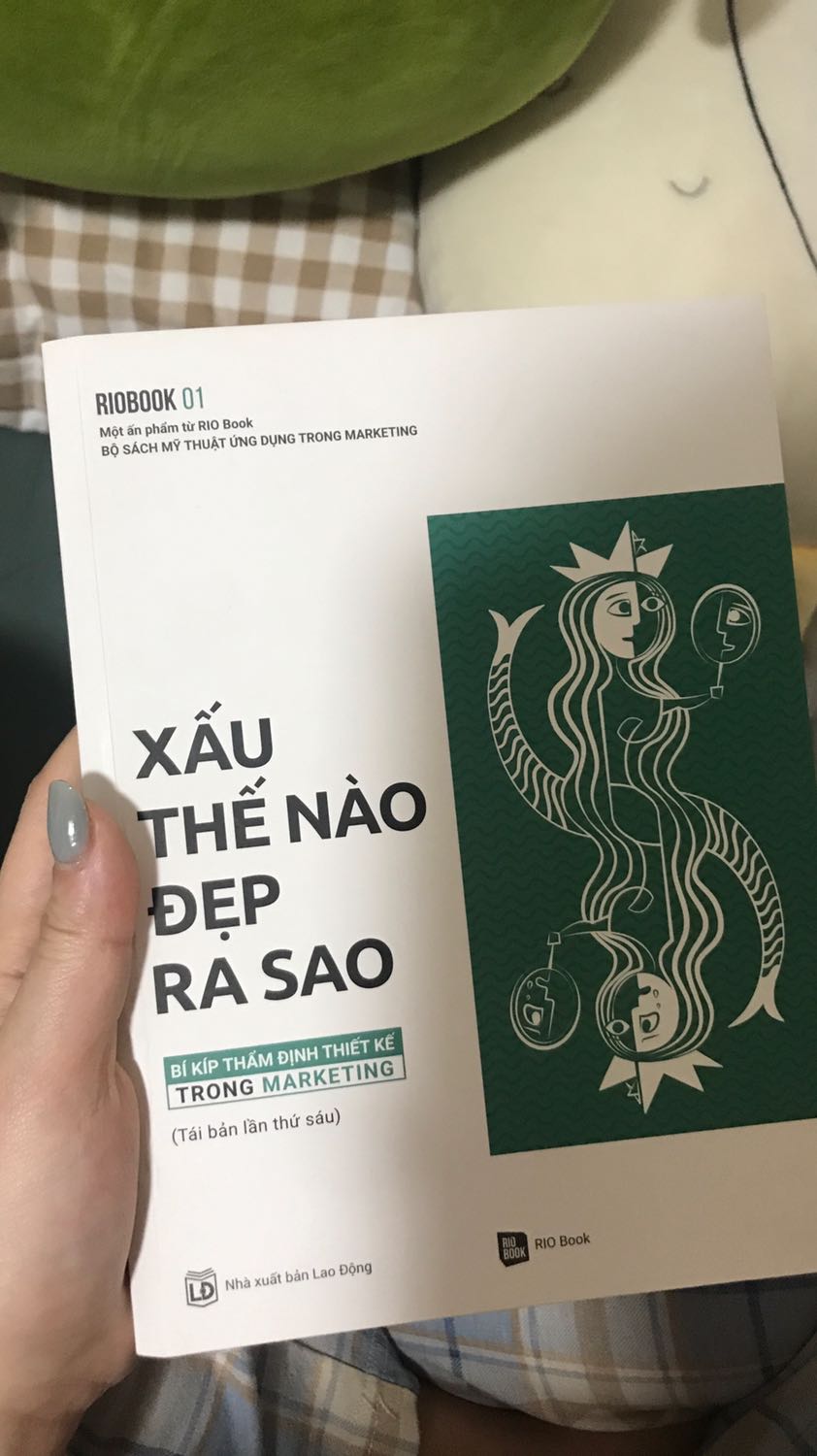 Một quyển rất cơ bản và thú vị từ nội dung cho đến cách trình bày bố cục. Chắc vì liên quan tới yếu tố thẩm mỹ và “xấu đẹp” như chính tiêu đề nên sự chỉn chu từ khâu chất liệu giấy, bố cục nội dung hay nội dung đều khó chê trách. Các ví dụ cho từng kiến thức cũng rất cụ thể và có cả phần thực hành, làm bài tập ở cuối sách mà mình đánh giá khá hay ho và khác biệt so với các sách kiến thức chuyên ngành khác. Đúng là đắt xắt ra miếng nhưng cái ta nhận được là 1 sản phẩm thoả mãn thị giác và khứu giác (mùi giấy siêu thơm luôn). Lần đầu tiên tiếp cận và tìm đọc về thiết kế trong marketing, bản thân cũng là 1 đứa chưa biết gì trong phương diện này, nhưng cách truyền đạt kiến thức của sách khiến mình thấy rất hứng thú tìm hiểu cũng như dễ dàng ghi nhớ tiếp thu. Ai làm marketing cần 1 quyển sách guideline và tạo động lực tìm hiểu thiết kế có thể tìm đọc cuốn này nhé