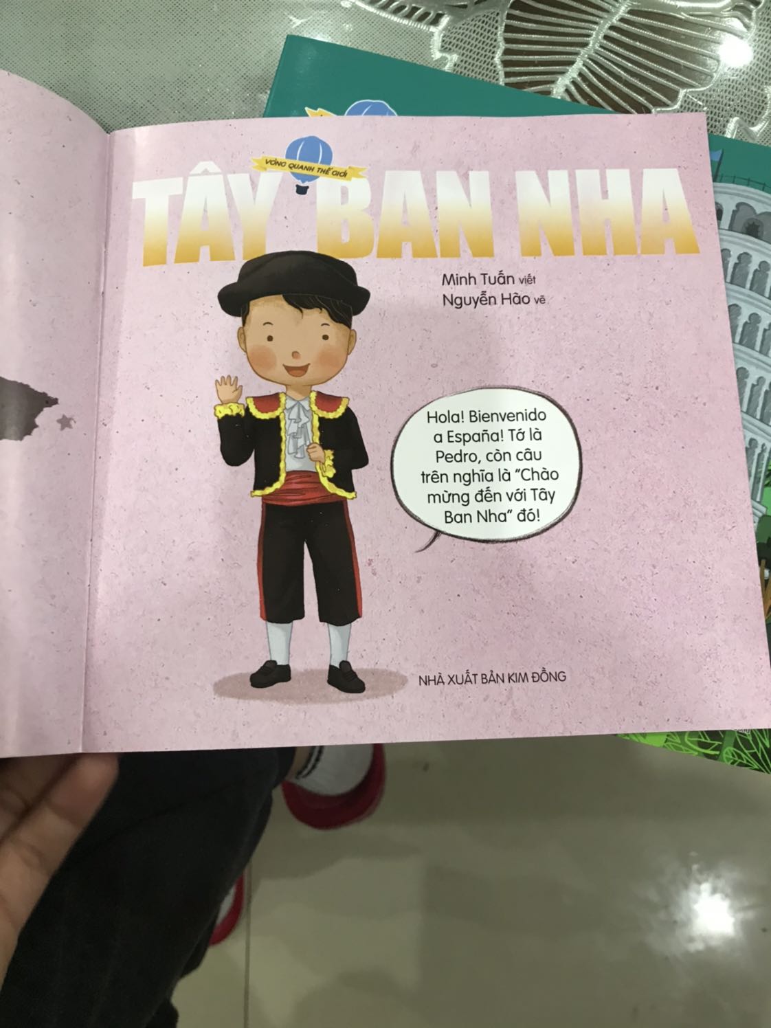 Sách hay. Đầy đủ các nội dung cơ bản về nước đc đề cập. Cuối sách có các câu hỏi tổng hợp lại kiến thức đã đc nêu ở đầu sách. Nên mua nha các bạn. In màu rất đẹp, chữ sz to dễ đọc cho các bé mới biét đọc