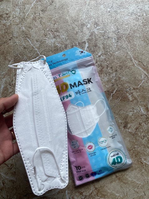 Khẩu trang mỏng và ngắn so với KF94 thật. Ko như ý mình lắm Khẩu trang mỏng và ngắn so với KF94 thật. Ko như ý mình lắm