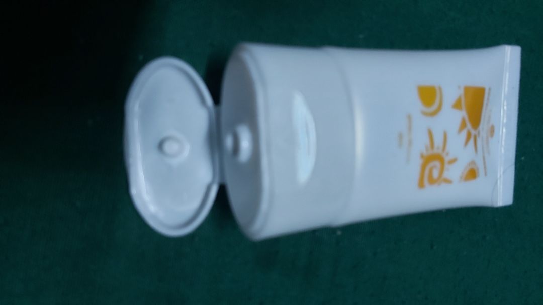 Sữa mình bôi lên mặt bóng nhờn và trắng luôn cả mặt kiểu như trắng mà k ăn kem vào bên trong da vậy. Còn lỗ hơi rộng lúc mở nắp ra mà đang nghiêng là chảy nhiều ra ngay. Mình góp ý chân thành để hãng cải thiện sản phẩm tốt hơn.