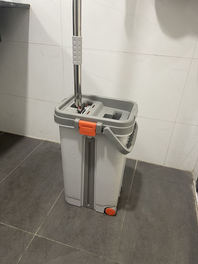 Cây lau dài, miếng lau cũng rất dày. Thùng nhựa có bánh xe di chuyển dễ dàng. Vắt khô . Lúc giặt lại cũng tương đối sạch giẻ. Nên mua