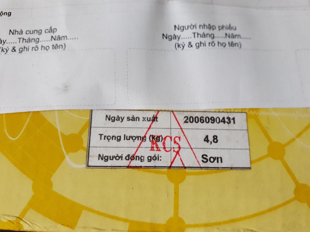 Tiki dạo này giao hàng rất nhanh. Mình mới nhận sản phẩm, tuy nhiên cầm sản phẩm lên bên trong bị lắc qua lại giống như kiểu vặn thiếu ốc vít.
Yêu cầu nhà bán hàng kiểm tra giúp ngày sản xuất đã quá hạn bảo hành chưa (như hình), mình không nhận được phiếu bảo hành đính kèm sản phẩm.
Mình đã gọi nhờ tiki hỗ trợ.