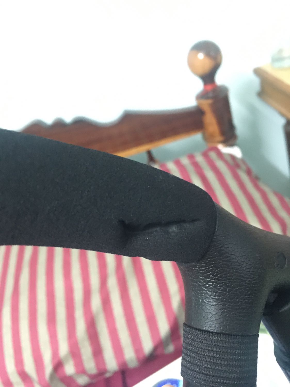 Hàng mới mà đã bị móp miếng tay cầm như vầy. H phải làm sao