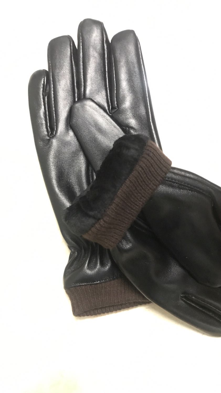 Găng tay da ấm áp. Mua về đúng đợt rét đầu mùa dùng thích ghê. Đi mưa khá ổn không sao cả. Lớp lông bên trong làm găng tay mềm mại dễ chịu. Da co giãn tốt đeo cũng rất thoải mái nữa ý. Sản phẩm tốt đánh giá 5 sao. Cảm ơn shop và tiki