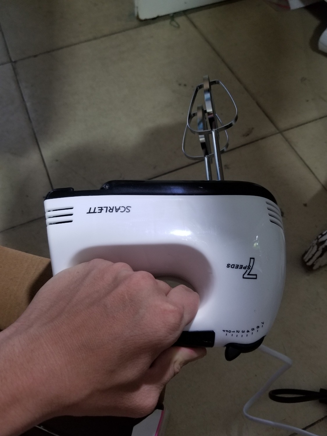 Mình vừa hỏng mất máy đánh trứng lock and lock sau 5 năm sử dụng rất tiếc
nên mình lên Tiki mua máy khác.
thấy máy này khá rẻ nên mình mua về *** thử
mua về mở ra cắm ngay có những điểm như sau
1. hàng giống hình 
2. thương hiệu giống
3. Hộp hơi móp chắc do vận chuyển
4. Mình cắm vào thử thì máy khá mạnh nhưng không êm lắm còn hơi lắc
5. Có 4 que đầy đủ

trong tầm giá này thì okay còn ai muốn thật sự chất lượng thì mua tầm 2 triệu
tiền nào của đó mà