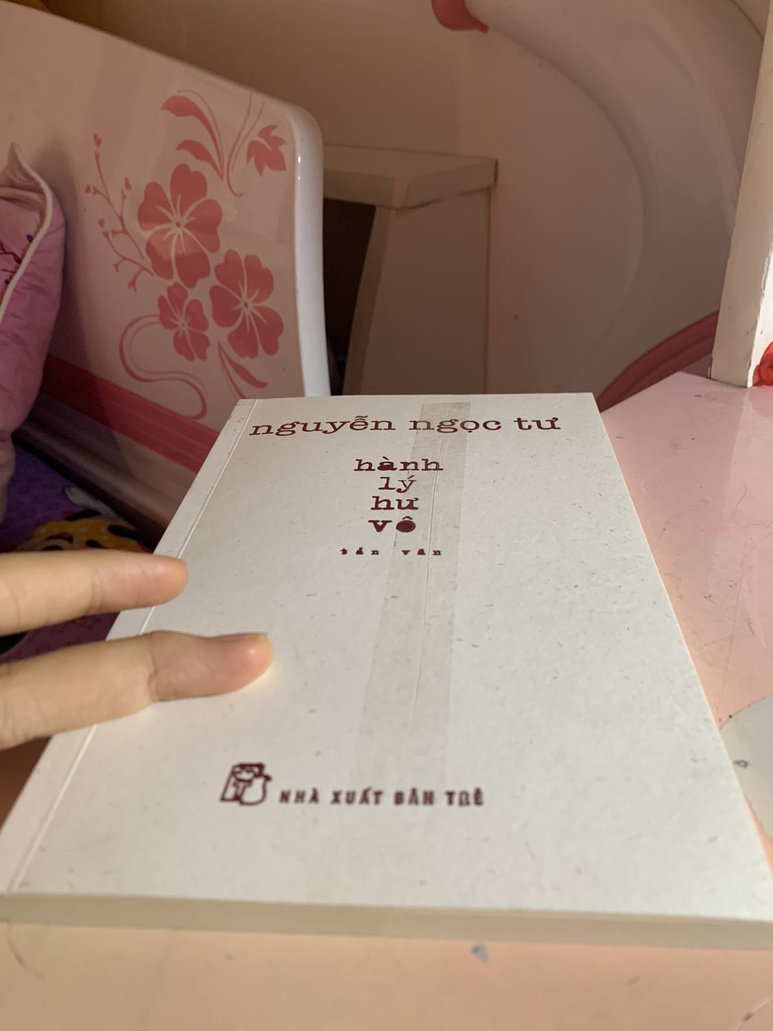 huhu em lỡ tay rạch nguyên đường nên hơi xấu, tiếc lắm .. sách đẹp, k có book mark nhưng có đồ bảo vệ sách là bìa bao giống hình trên Tiki, chưa đọc nội dung nhưng chắc chắn sẽ hay vì đây là sách cô Tư, ĐÁNG MUA