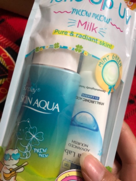 Giao nhanh ( đêm khuya đặt- ngày mai có) - hàng chính hãng. Rất thích tiki trading.
Về sản phẩm thì, lần trc mình mua chai sữa… màu hồng, hiệu ứng trắng hồng, mình thử sang chai này thì hiệu ứng trong suốt, nhìn da mình kiểu mỏng manh (mà trong là kiểu da mình trắng trong, chứ k phải kem trong đâu nha mấy má). 
- nếu mua lại thì mình thích chai hồng hơn, vì da mình hơi ngăm, hợp chai đó hơn chai này.
Về chất lượng thì mình thấy oke, oke tới nỗi mình chỉ mua skin aqua để sài, ngại đổi kem chống nắng khác. 
Bạn nào da trắng sài này da kiểu như mọng nước luôn nhé.