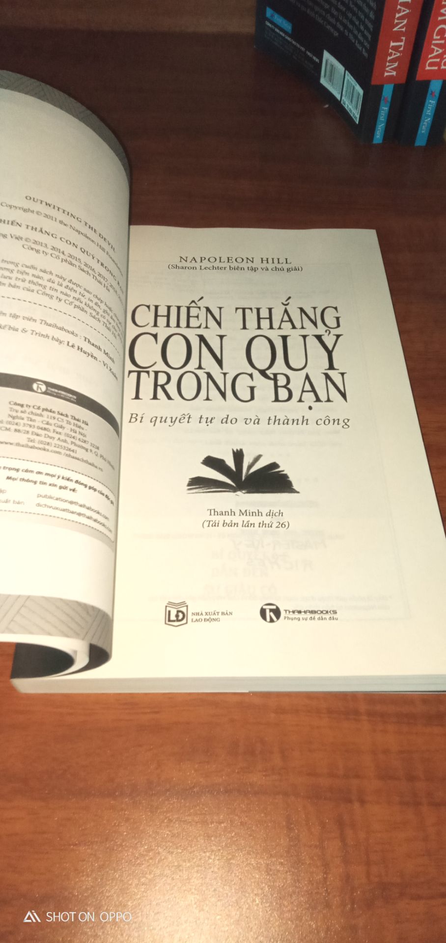 Mình nhận sách về mới toanh mùi giấy thơm phức, nội dung thì chứa đựng nhiều triết lý không đọc kĩ là không hiểu j , chắc mình phải nghiên cứu ngẫm nghĩ nhiều mới thấm được, tuy nhiên hộp giấy của tiki đóng gói khá sơ sài lộ cả sách bên trong, không ảnh hưởng chất lượng sản phẩm nhưng mình nhìn thấy khó chịu quá :)) mong tiki cẩn thận hơn ạ