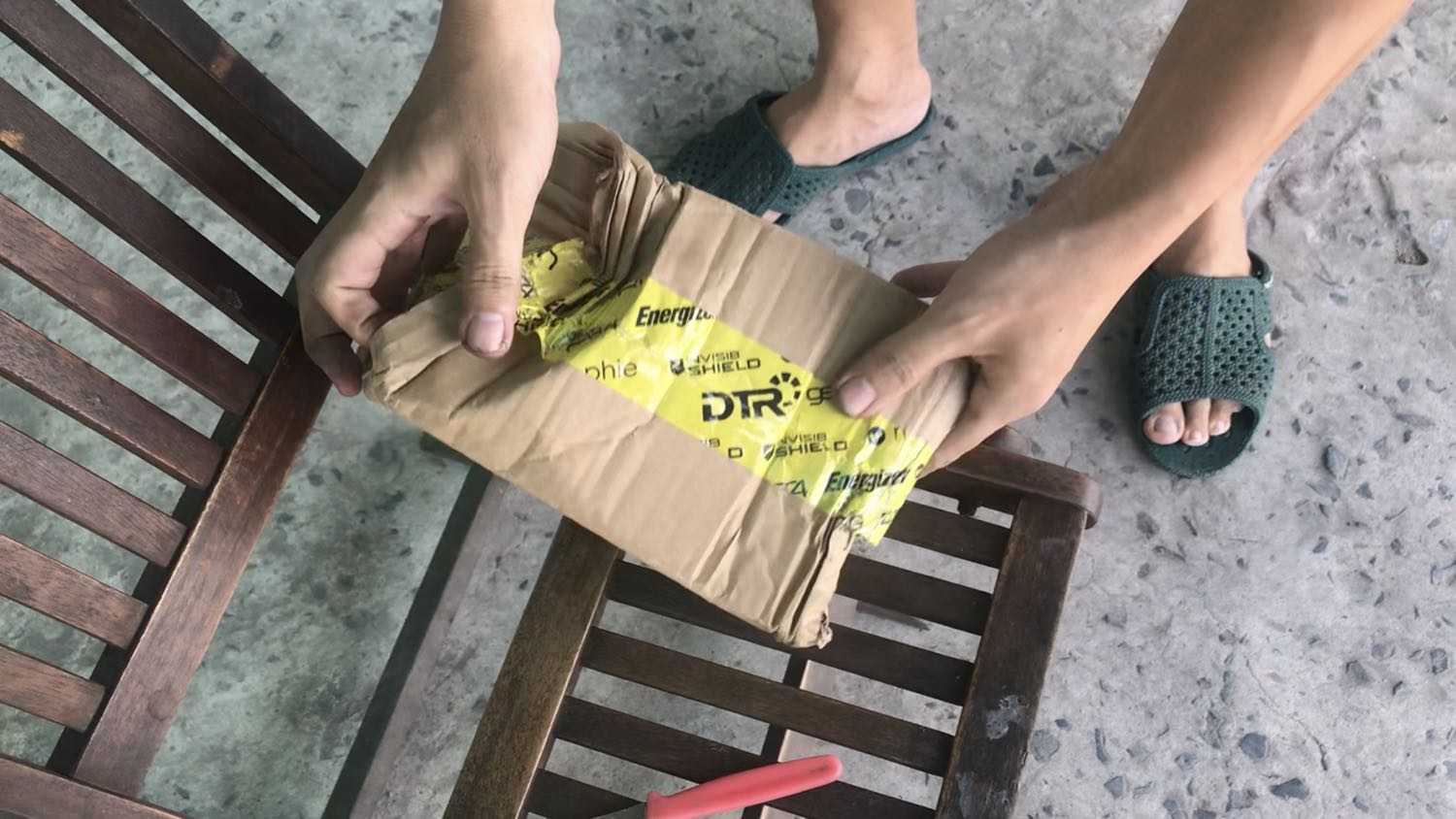 Sp ngon và chất lượng. 
Chuẩn chính hãng
Chỉ mỗi bên giao hàng vận chuyển làm cấn móp thùng hàng nhìn rất xót.
Có quay cả clip nữa mà tiki ko có cho up clip nên chỉ có mỗi cái ảnh chụp lại đưa xốp để nói với bên vận chuyển lần sau cẩn thận hơn với mấy mạtw hàng loại điện tử. 
Minh chỉ có góp ý thế thôi
Lần sau sẽ còn ủng hộ shop nữa nhé