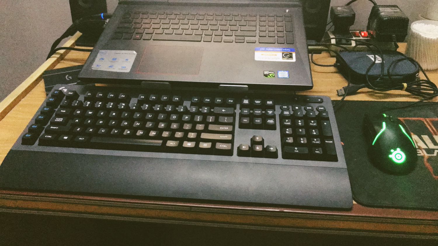 Nếu bạn là người không quan tâm đến đèn led bàn phím thì đây thực sự là bàn phím cực ngon, phím nhạy, chỉ cần nhấp nửa hành trình là đã ăn rồi. Ngoài ra thì mình rất ưng các nút chỉnh âm thanh tích hợp góc trên bên phải vì độ tiện lợi của nó.
Tuy nhiên, điểm mình chưa ưng lắm là hơi cồng kềnh, để cố định 1 chỗ thì ko sao, có việc cần mang đi thì các bạn nên suy nghĩ bàn phím nhỏ gọn hơn nhé.