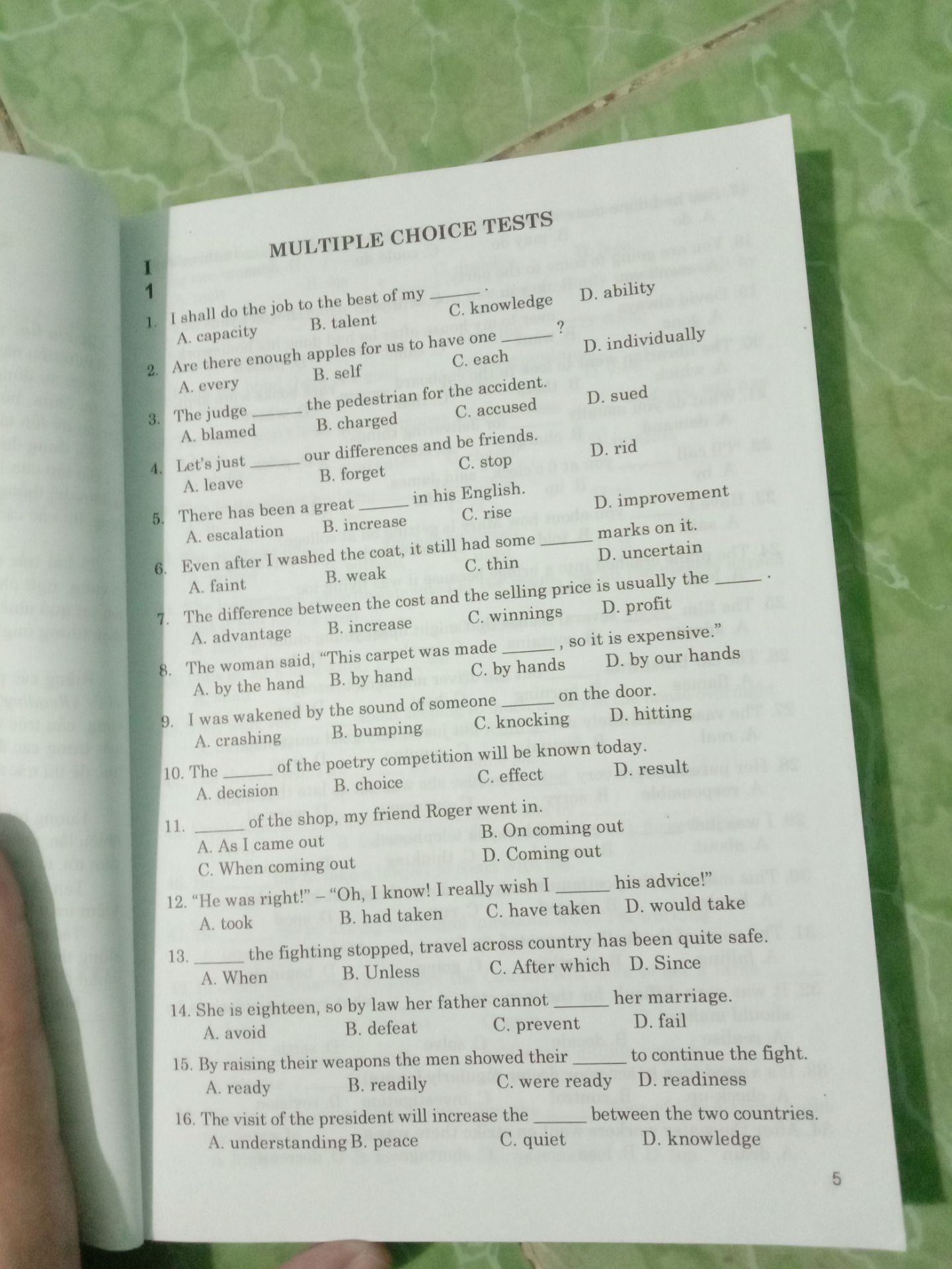 Cuốn sách này gồm 360 trang tất cả, khá dày, cỡ bằng 2 cuốn sgk Văn 9 ấy, dày dày cỡ đó :v dùng cho học sinh lớp 12 luyện thi trung học phổ thông, nhưng các bạn vẫn có thể làm để ôn tập thi chuyên Anh vào 10 rất tốt nhé. Đây là cuốn sách tổng hợp 15 dạng bài trong các đề thi tiếng Anh. Sau mỗi phần sẽ có key để các bạn check bài làm của mình. Các câu hỏi có trình độ trải từ B1 đến C1 và C2, nội dung khá đa dạng và dễ choáng :)))

Điểm mạnh:
- Kiến thức đa dạng, giúp luyện tập tốt các dạng hay ra trong đề
- Khối lượng bài lớn luyện kĩ năng làm bài nhanh nhưng vẫn cẩn thận

Điểm yếu:
- Nhiều cấu trúc lặp lại dễ gây nhàm chán
- Một số câu trong key có thể chưa chuẩn/không đạt điểm tối đa khi thi :<

Nhưng nhìn chung vẫn ổn nhé mọi ngừiiii. Giao sách thì không có bookcare nhưng không rách, móp, sứt mẻ gì cả.