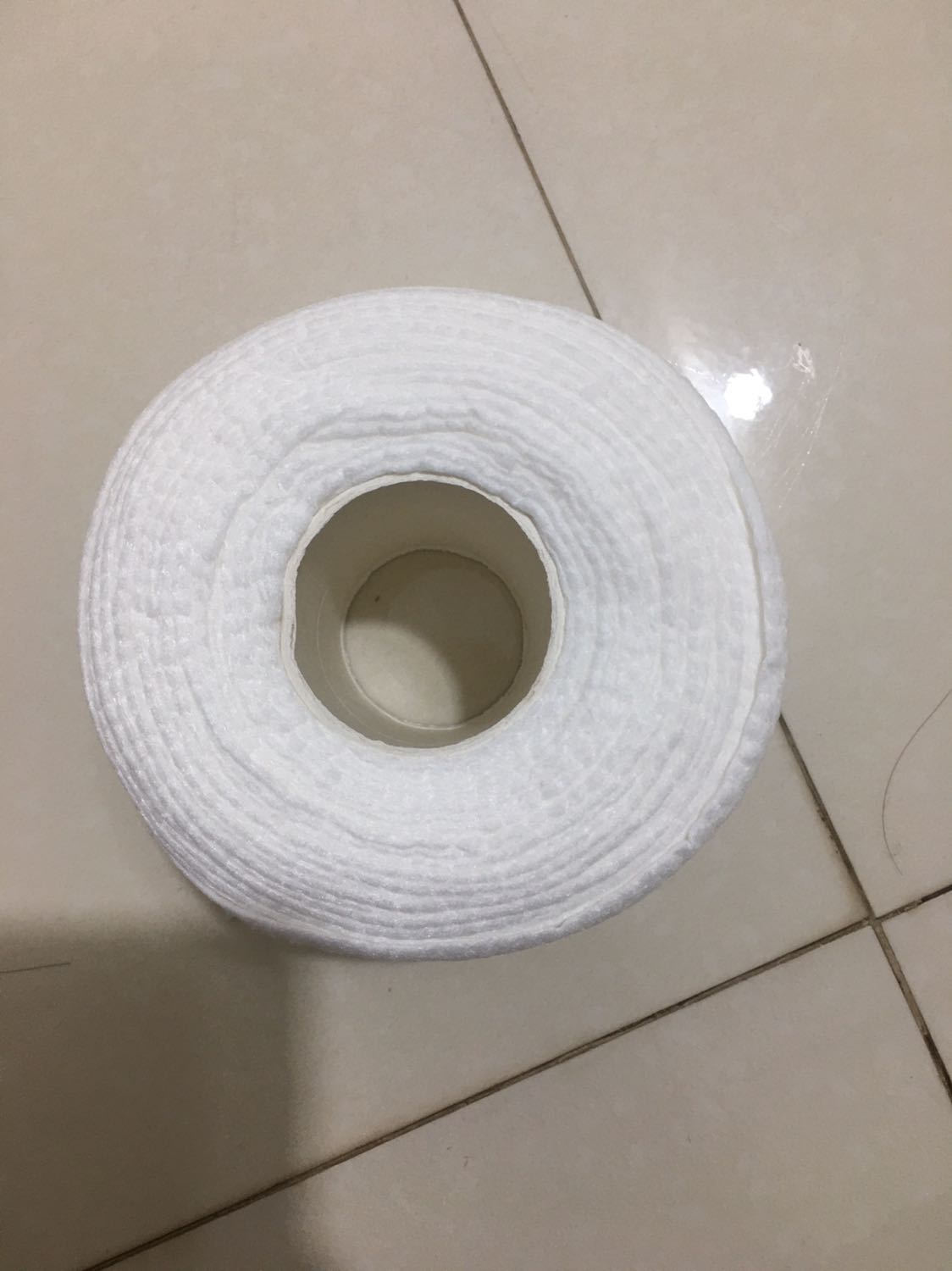 Khăn mỏng nhưng lau cx rất mềm ko quá rát. Nếu vs giá hơn 40k thì mình thấy hơi đắt may mình mua đc lúc đang sale. Nếu ai không bôi kem chống nắng mà lau thì khá rát. Hơi phiền khi phải mất thừoi gian cắt nhỏ ra